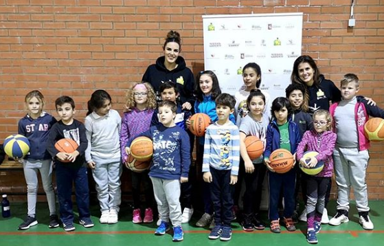 Las jugadoras del Nissan Al-Qázeres visitan la cantera