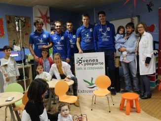 El voleibol Extremadura CCPH visita al Hospital San Pedro de Alcántara