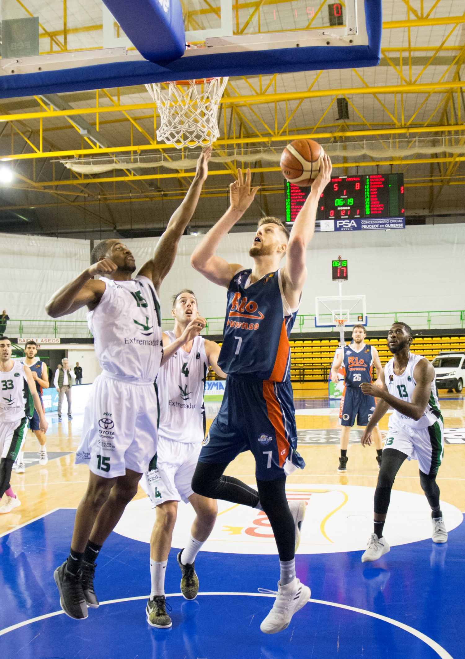 Los rebotes condenan al Cáceres en su visita al Pazo