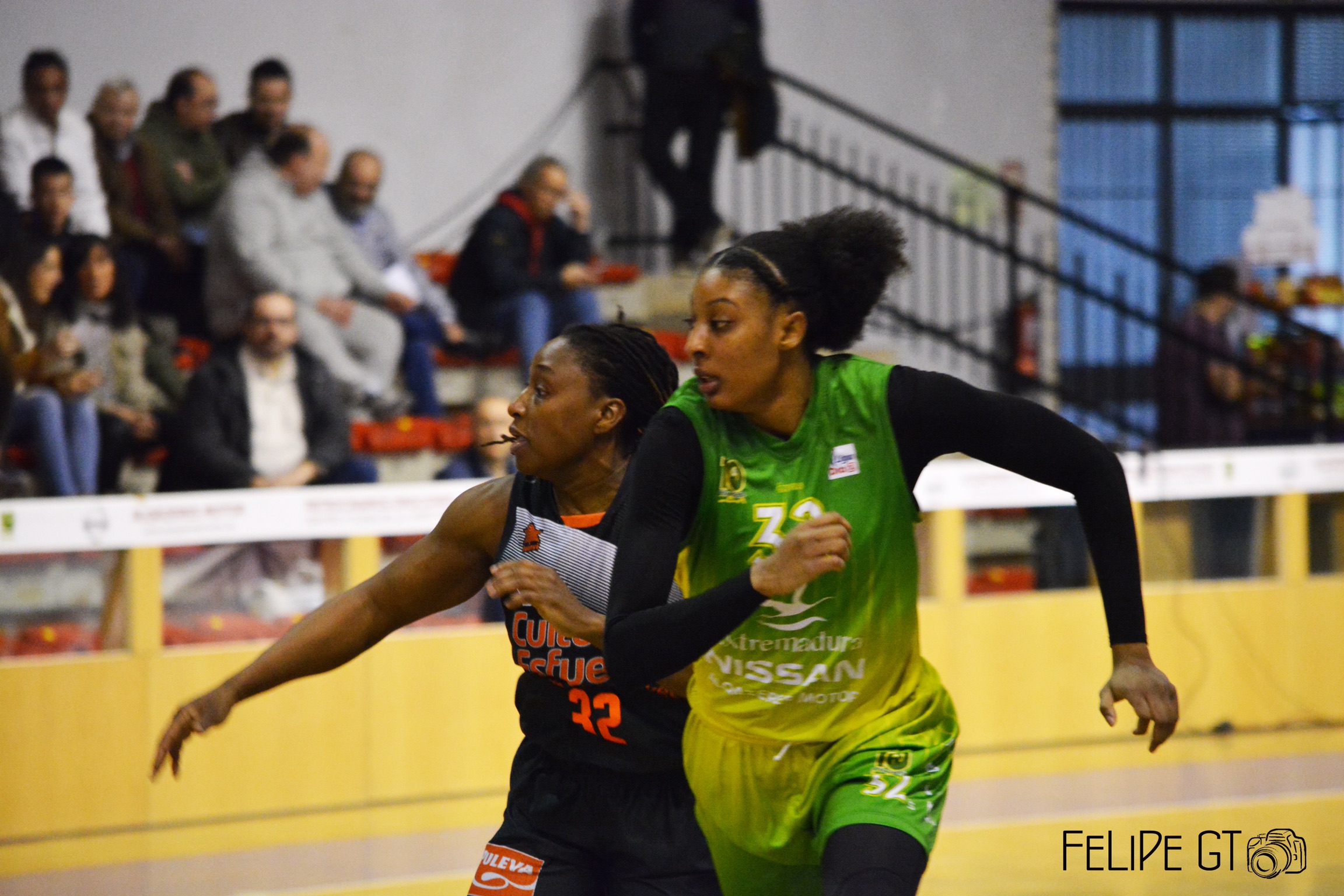 Derrota del Nissan Al-Qázeres Extremadura ante el Valencia Basket en el Serrano Macayo