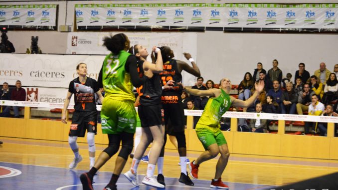 Derrota del Nissan Al-Qázeres Extremadura ante el Valencia Basket en el Serrano Macayo