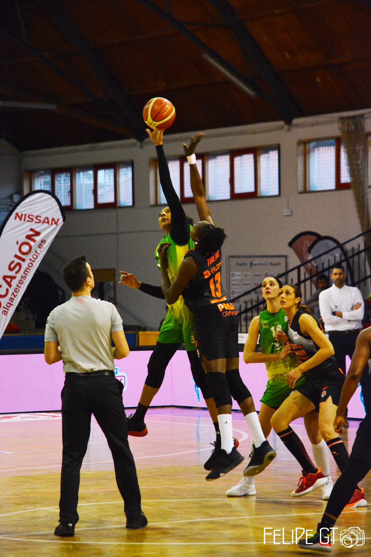 Derrota del Nissan Al-Qázeres Extremadura ante el Valencia Basket en el Serrano Macayo