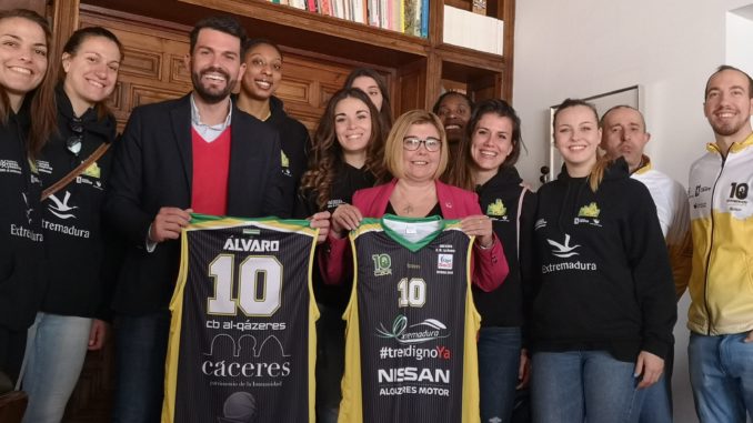 El Nissan Al-Qázeres Extremadura recibido por la presidenta de la Diputación de Cáceres, Doña Rosario Cordero