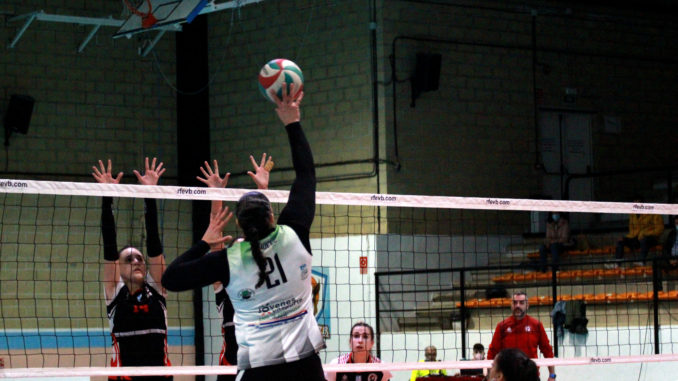 Una imagen del partido de la primera vuelta entre el E. Arroyo y Torrejón (N. Bañegil).