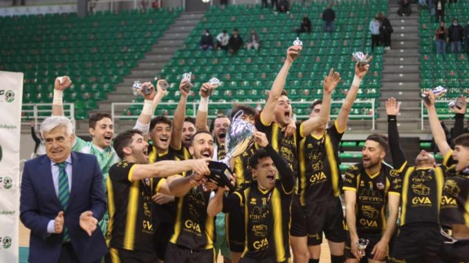CON LA COPA DE CAMPEONES